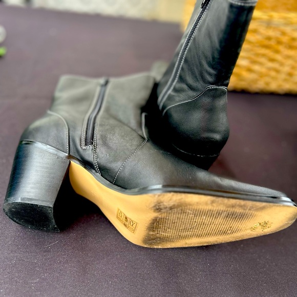 URBAN OUTFITTERS Black Square Toe Booties - Like New - Picture 5 of 5